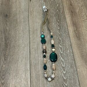 NWT Chico’s Vandy Green Long Pendant Necklace. Emerald and Beige Colors. NEW